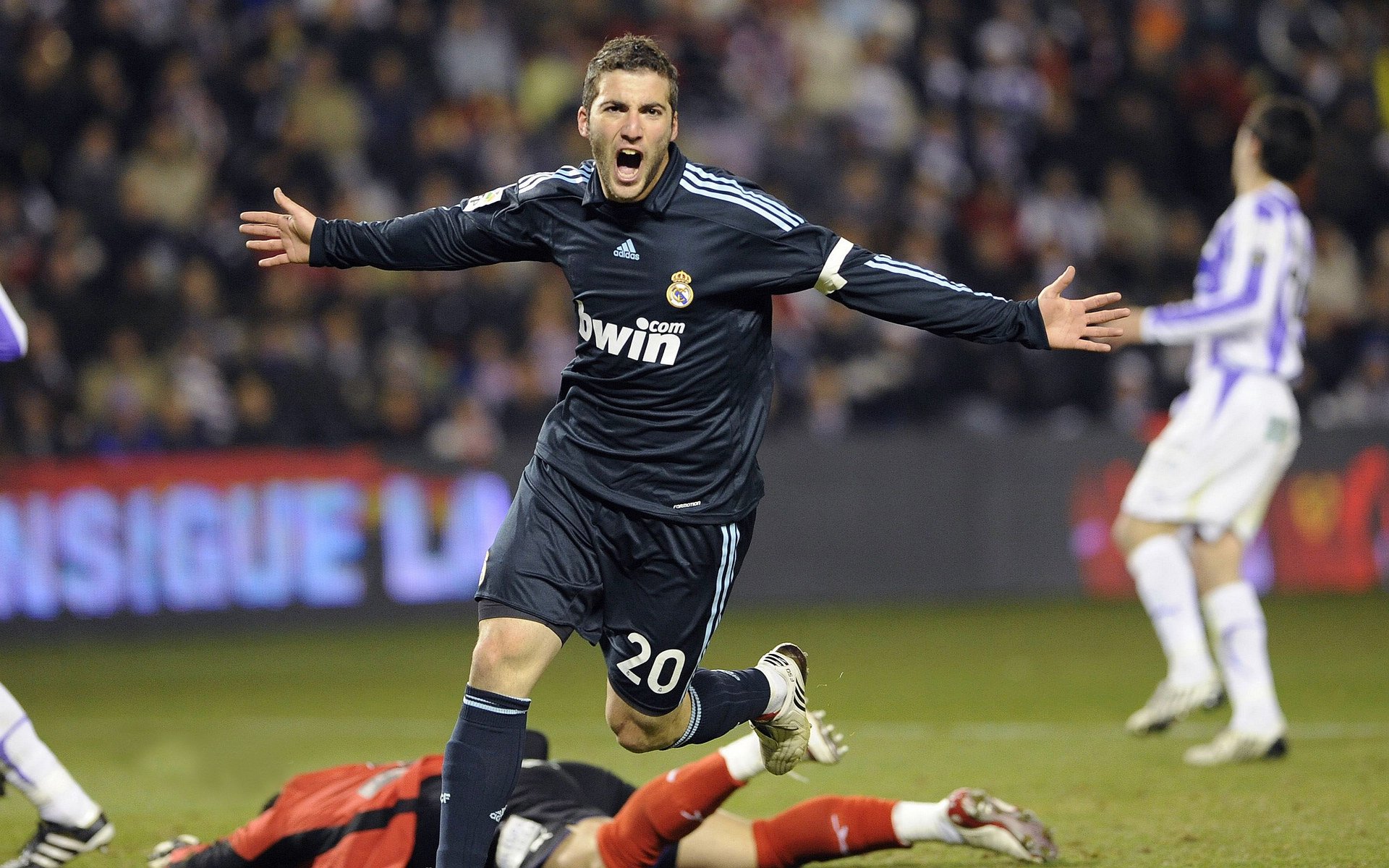 F1新赛季揭幕战之夜，克瓦拉茨赫利亚的完美交响曲